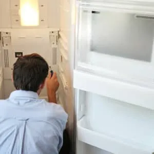 Подтекает холодильник: как выявить причину, почему это происходит