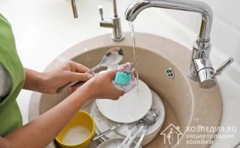 При мытье посуды вручную тратится намного больше воды, чем при использовании техники