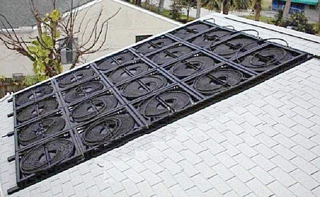 На крыше - целая батарея из солнечных коллекторов