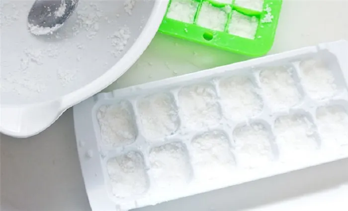 Изготавливать таблетки для посудомоечной машины можно самостоятельно с использованием форм для льда