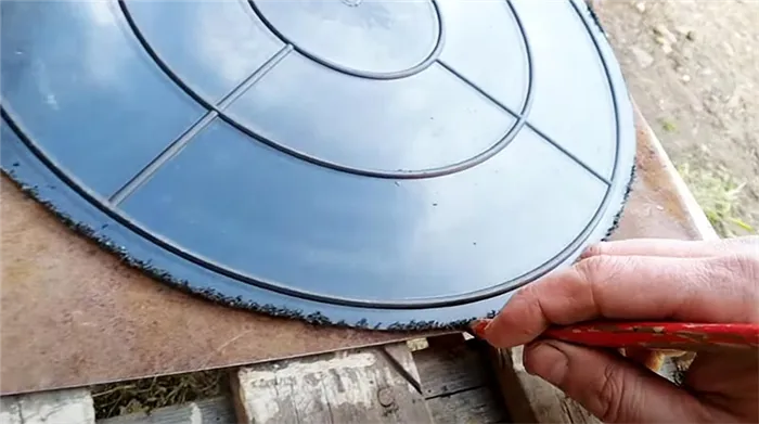Размечаем круг на листовом металле, который нужно будет вырезать
