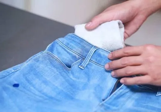 как удалить клей с джинсов