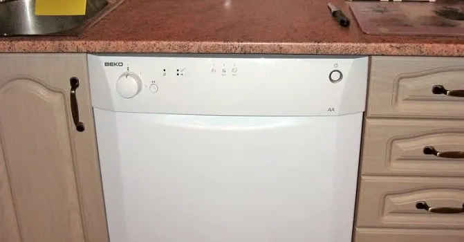 Посудомоечная машина с передней крышкой