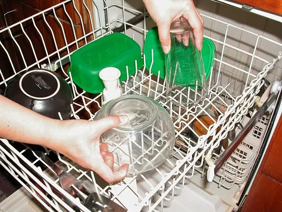 Порядок расстановки посуды в широкой 60 см посудомоечной машины для безопасного мытья