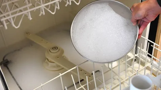 Если после окончания режима мытья в посудомоечной машине остается пена необходимо произвести чистку
