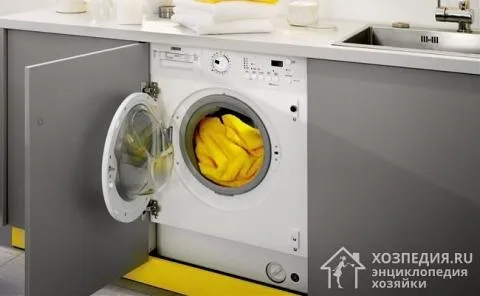 При полном встраивании стиральной машины габариты прибора должны быть подобраны максимально точно