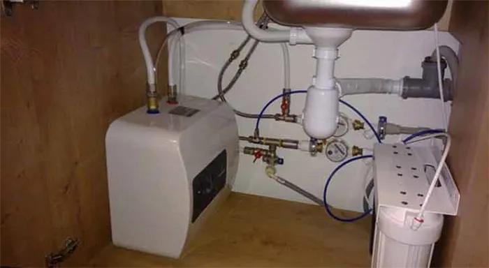 установка водонагревателя под мойкой