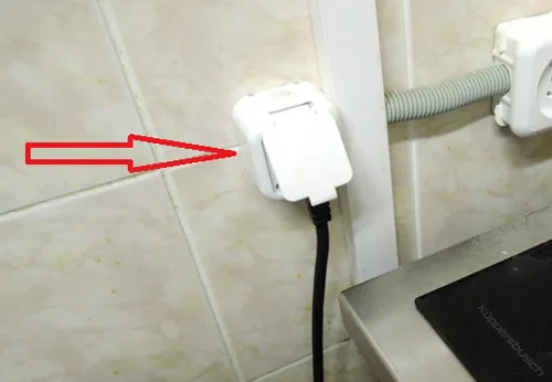 Для подключения посудомоечной машины Бош к электросети следует использоваться розетки с заземлением