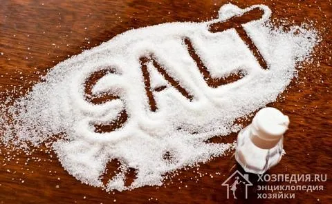 Солевой раствор – безопасное средство для чистки алюминия, которое расщепляет загрязнения, выводит черноту и помогает справиться с нагаром