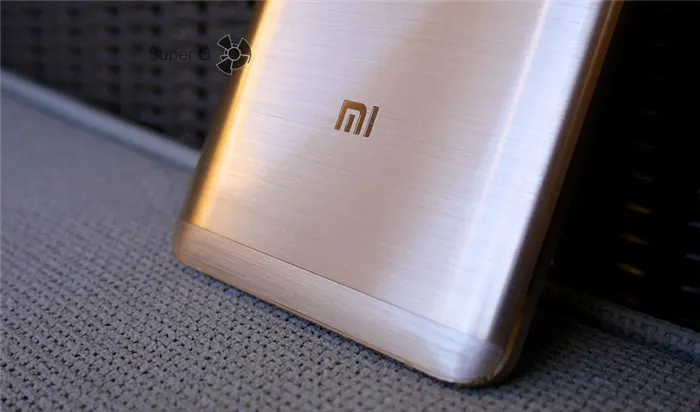 Xiaomi Mi5S Plus имеет металлический корпус с интересным рисунком