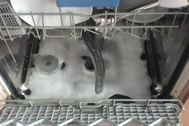 Повреждение посудомоечной машины