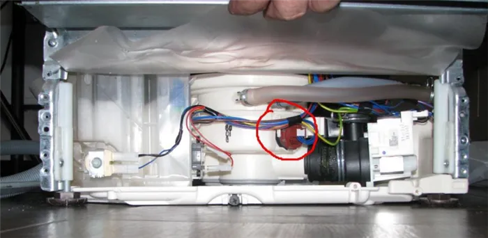 Доступ для демонтажа и замены термодатчика, если посудомоечная машина перестала сушить посуду