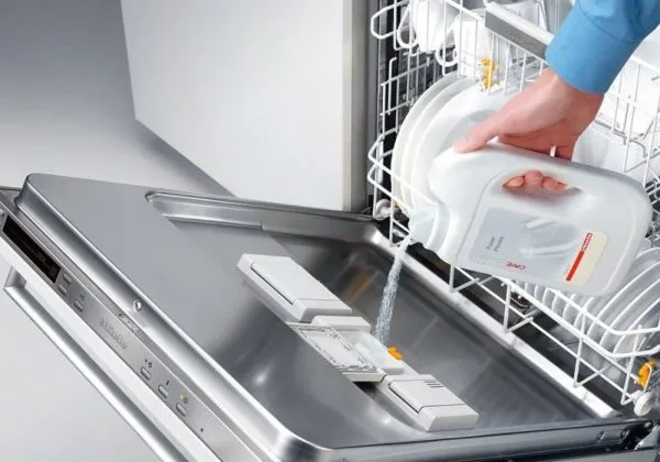 При загрузке посудомоечной машины каждое отдельное средство заливают в свой специальный отсек