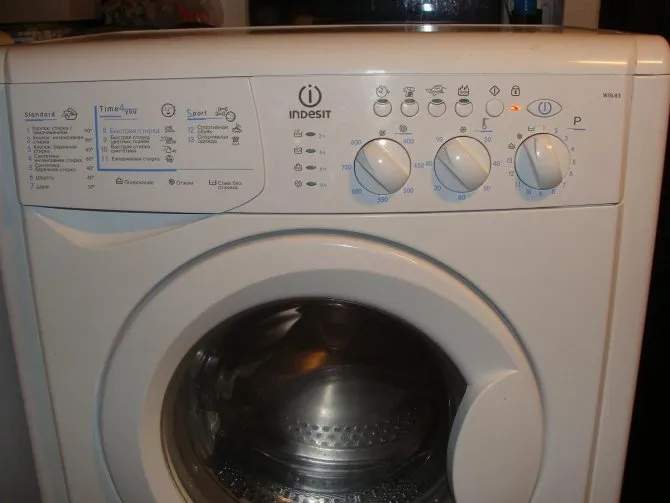 Чтобы стиральная машина прослужила как можно дольше, в ней не рекомендуется стирать больше вещей, чем положено