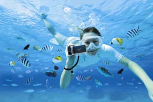 Девушка снимает под водой