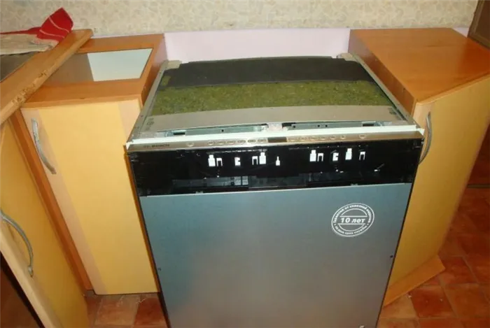 Для монтажа посудомоечной машины под столешницу, ее необходимо временно демонтировать
