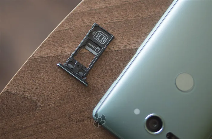 Sony Xperia XZ2 Compact поддерживает две SIM-карты или 1 симку + карта памяти Micro SD