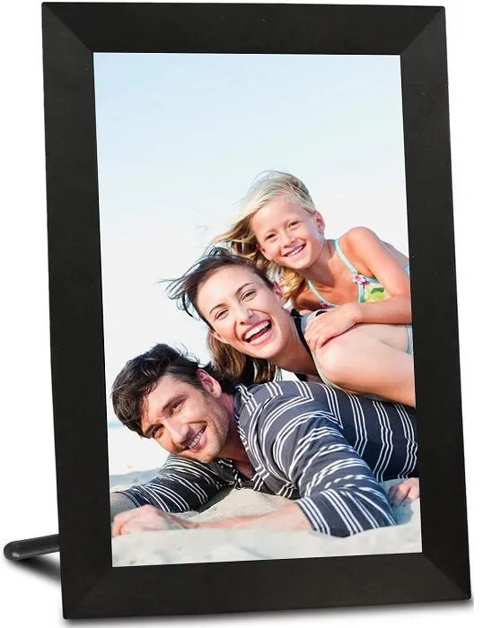 фото товара Цифровая фоторамка Aeezo Black с семьей на пляже