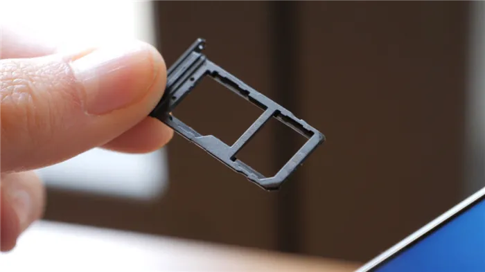 Память HTC U12 Plus может быть расширена с помощью карты micro-SD 